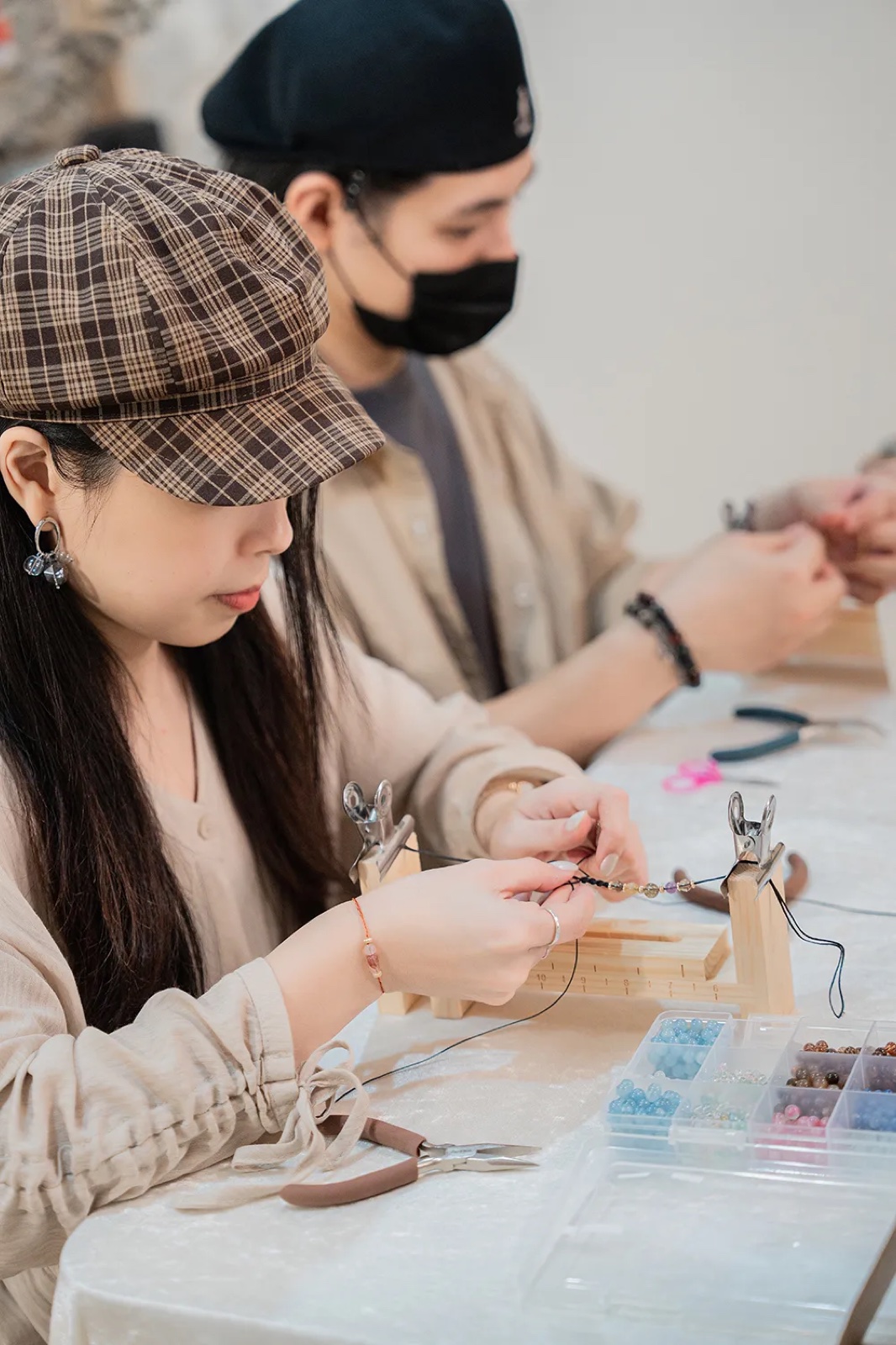 學員專心編織